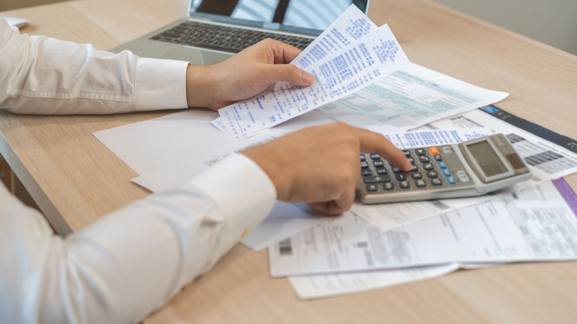 Semnal de alarmă de la BNR: Inflația rămâne mare, iar economia României nu-și mai revine cum se spera. Salariile cresc tot mai încet, iar prețurile cresc