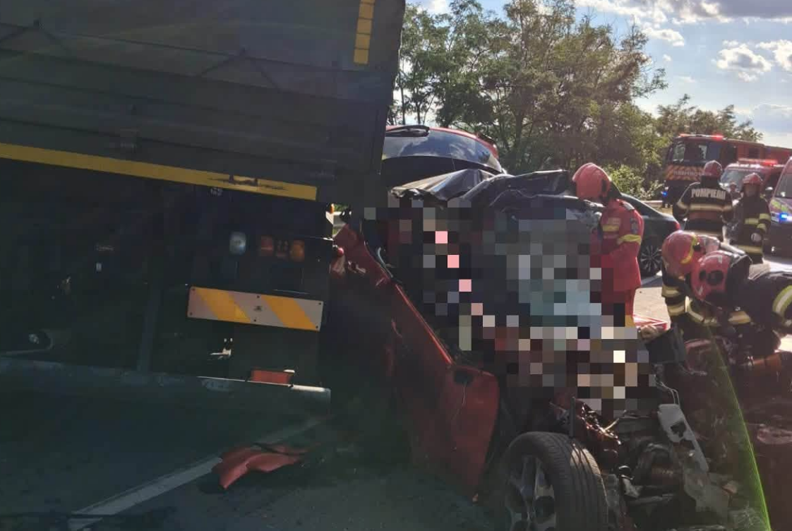 Un camion militar și trei mașini implicate într-un accident extrem de grav pe E60. Doi tineri și un copilaș de trei ani au murit. Încă un bărbat, încarcera