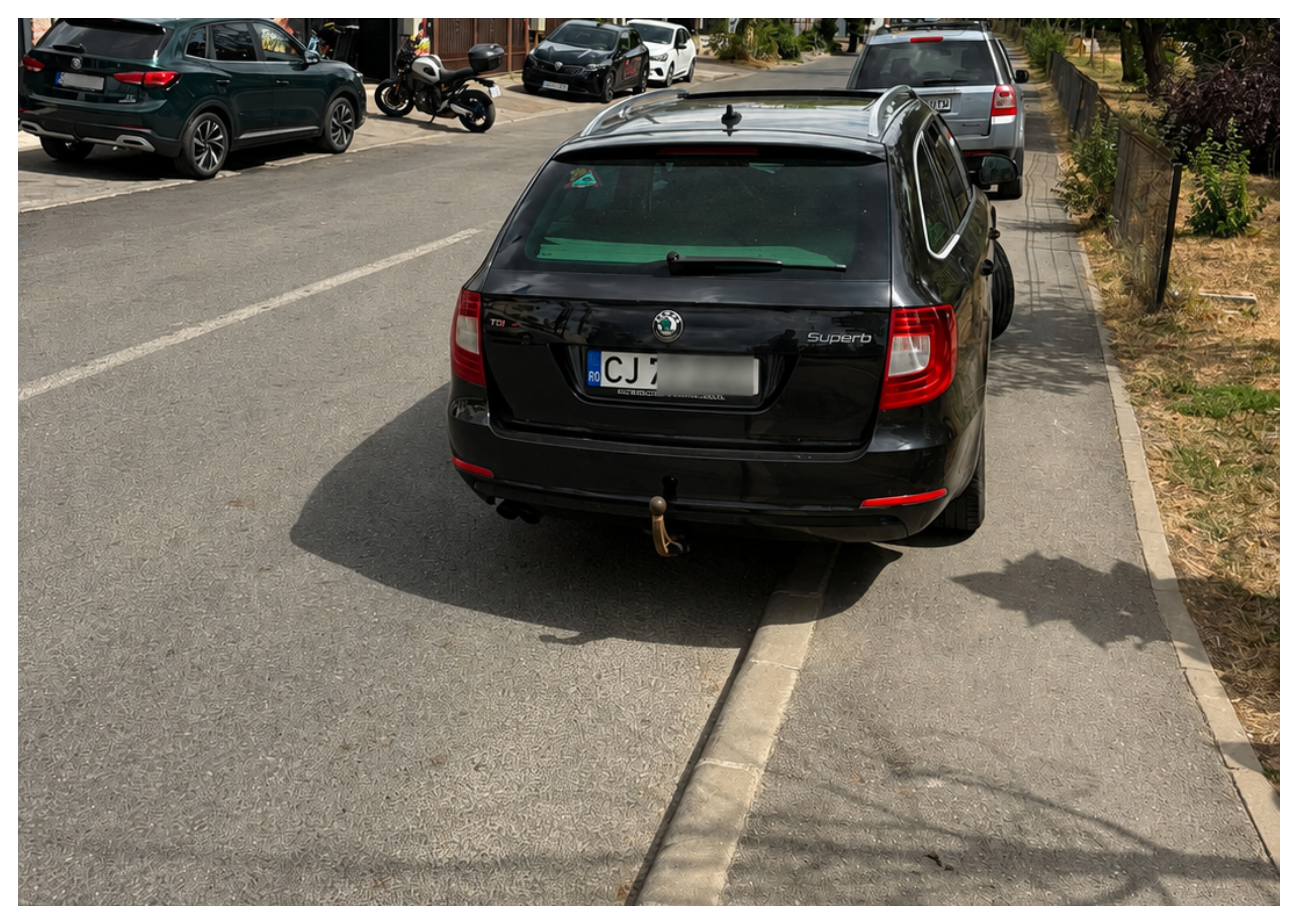 Un trotuar din Cluj-Napoca, ocupat de mașini! Replica savuroasă a unui clujean: „Altfel intră shaorma”