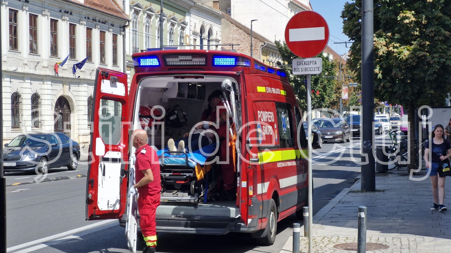 VIDEO. Accident CHIAR ACUM pe strada Memorandumului din Cluj-Napoca! O femeie a fost rănită, echipajele SMURD și pompierii au intervenit