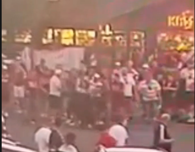 VIDEO. Bărbat, bătut cu pumnii și picioarele de suporteri înaintea meciului Rapid-CFR Cluj, pentru că iubita lui îi filma. Patru bătăuși, reținuți