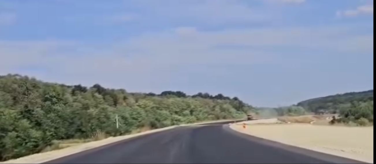 VIDEO. Chinul șoferilor de pe A1, aproape de final. Se toarnă asfalt pe sectorul Margina – Holdea