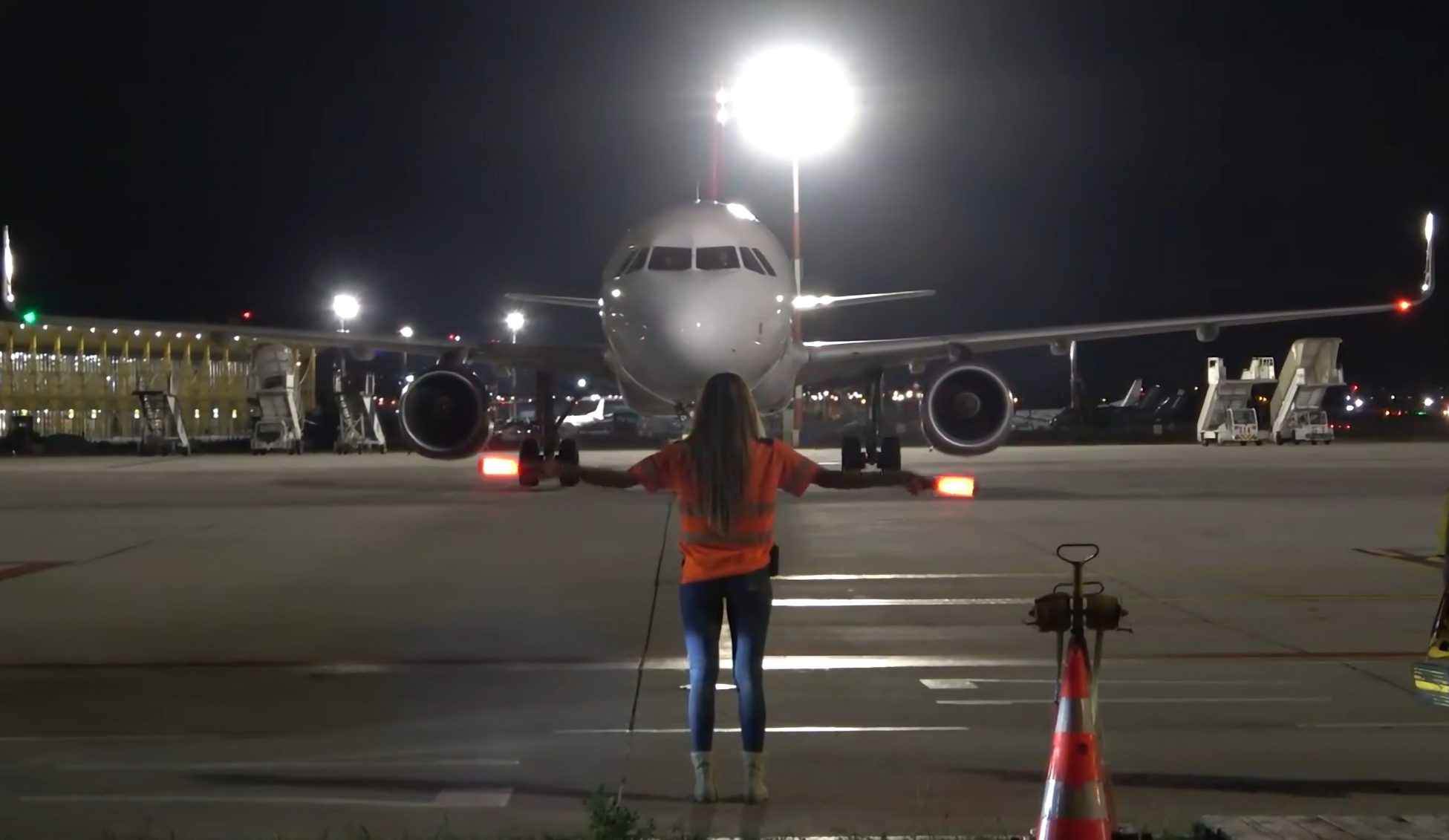 VIDEO. Clujul are, probabil, cea mai frumoasă agentă ce dirijează avioanele pe Aeroport. Cu așa primire, piloții abia așteaptă aterizarea și parcarea sexy