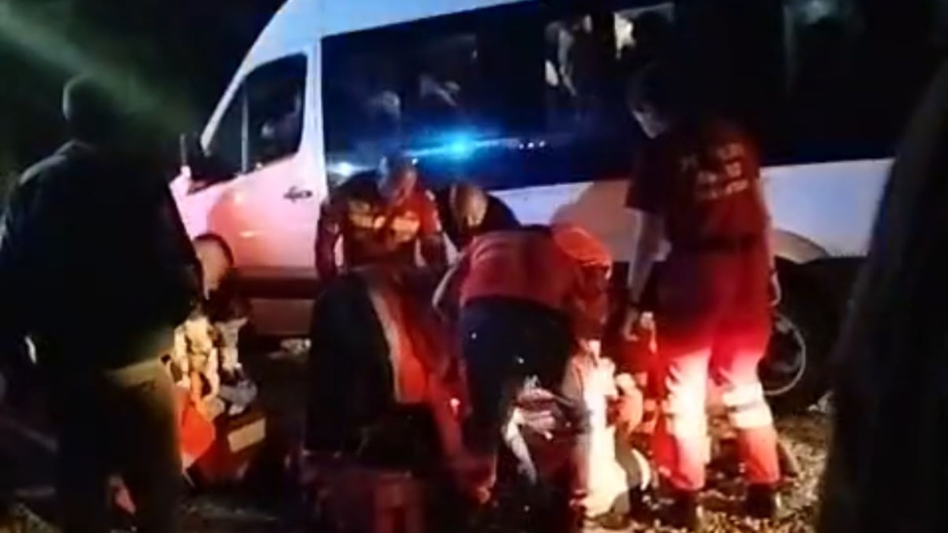 VIDEO. Haos la Mănăstirea Nicula! Pelerinii s-au îmbulzit în mulțime, deși pompierii au făcut apel la calm. ”Se îmbulzeau la microbuz”