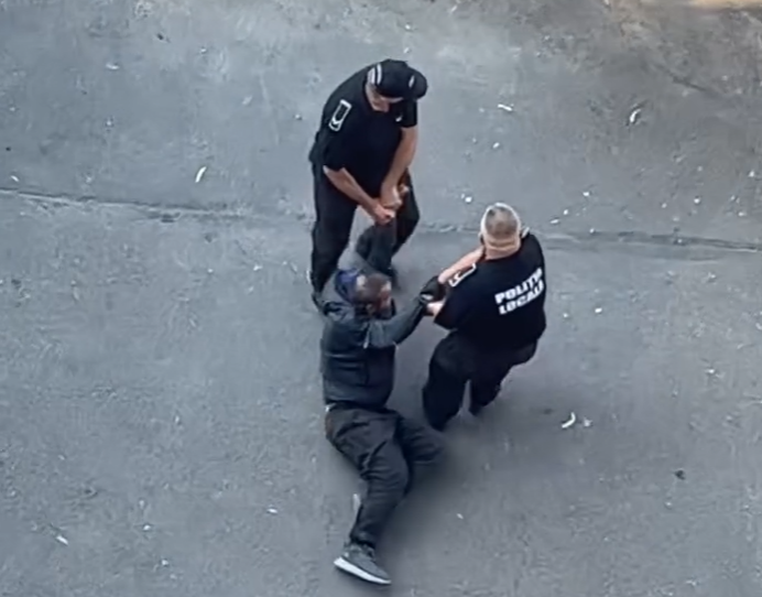 VIDEO. Imagini dureroase: Doi polițiști locali din Cluj târăsc pe stradă un bărbat până la dubă. La final, unul îl împinge cu piciorul pentru a închide ușa