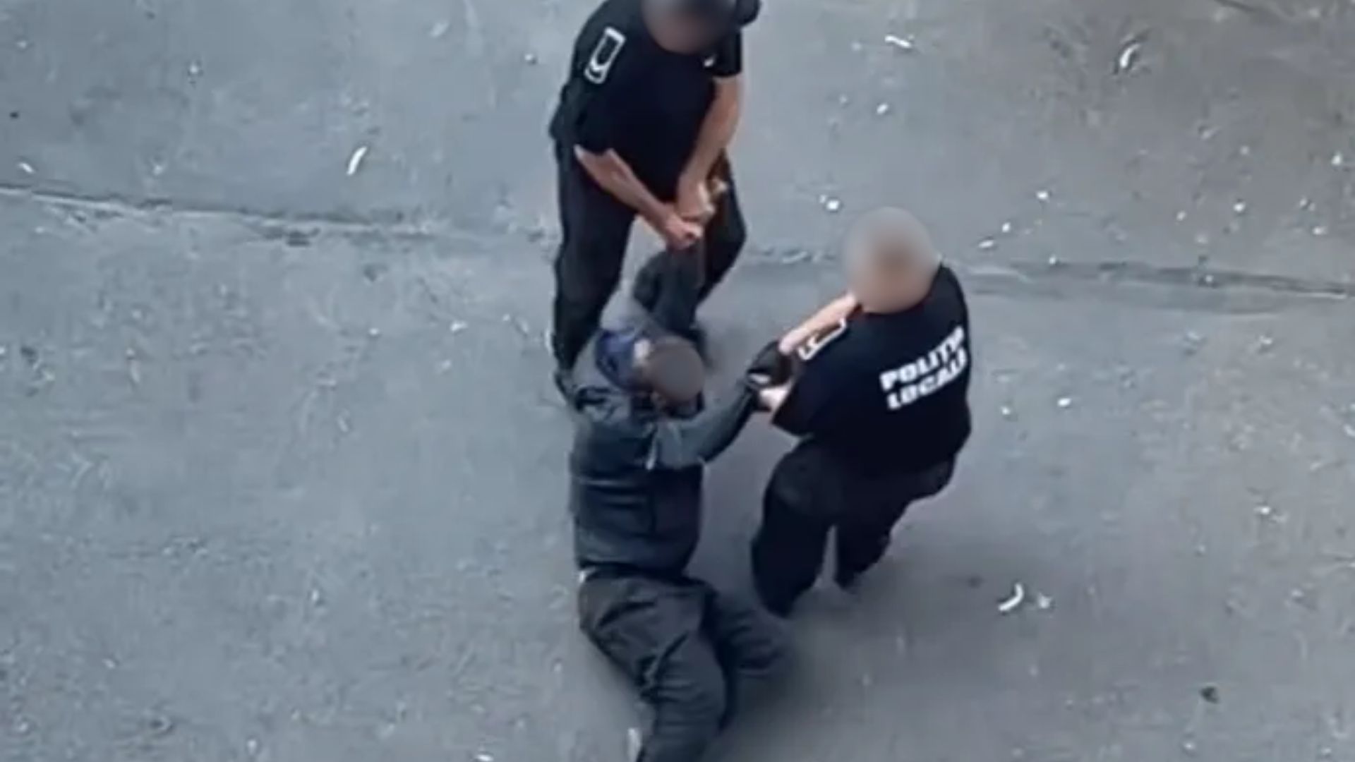VIDEO. Imagini revoltătoare din Cluj-Napoca: Un bărbat este târât pe asfalt de polițiștii locali până la autospecială. IPJ a deschis dosar penal