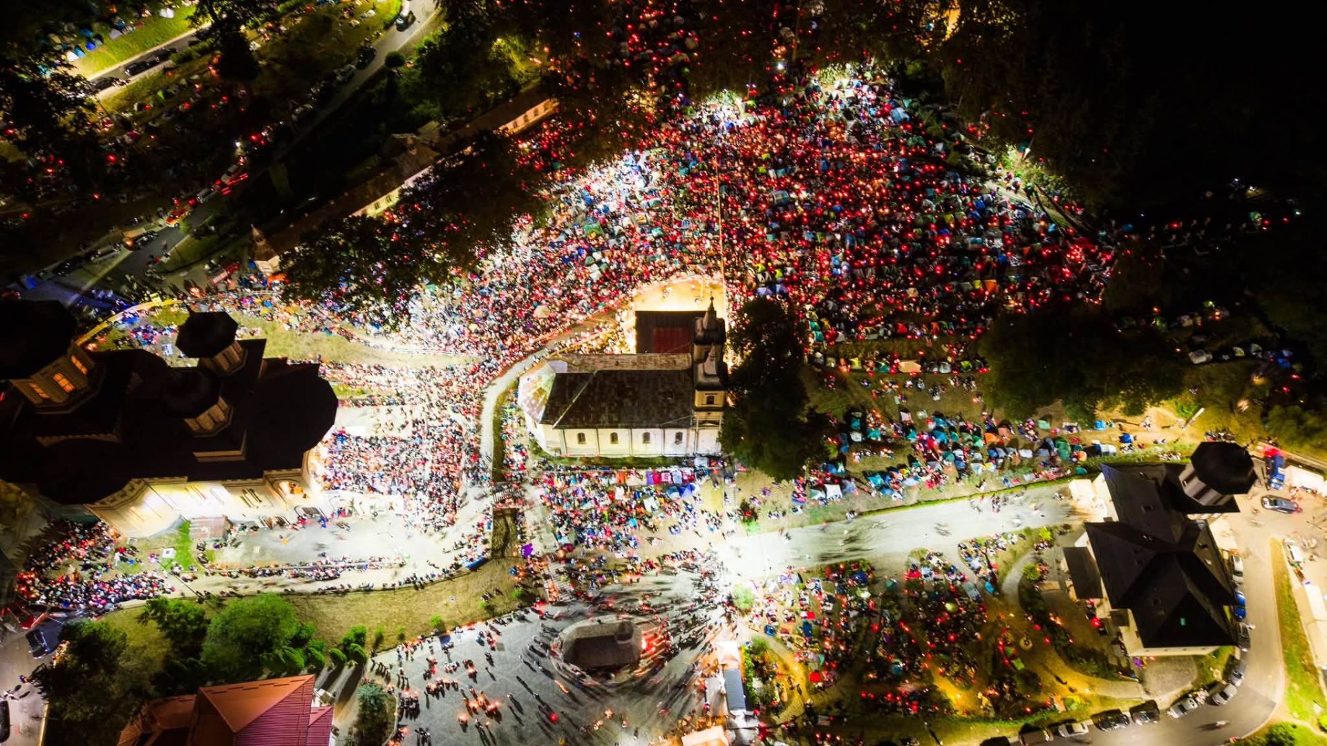 VIDEO. Imagini superbe de la pelerinajul de la Mănăstirea Nicula! Mii de lumânări aprinse au transformat noaptea într-un adevărat spectacol de lumină