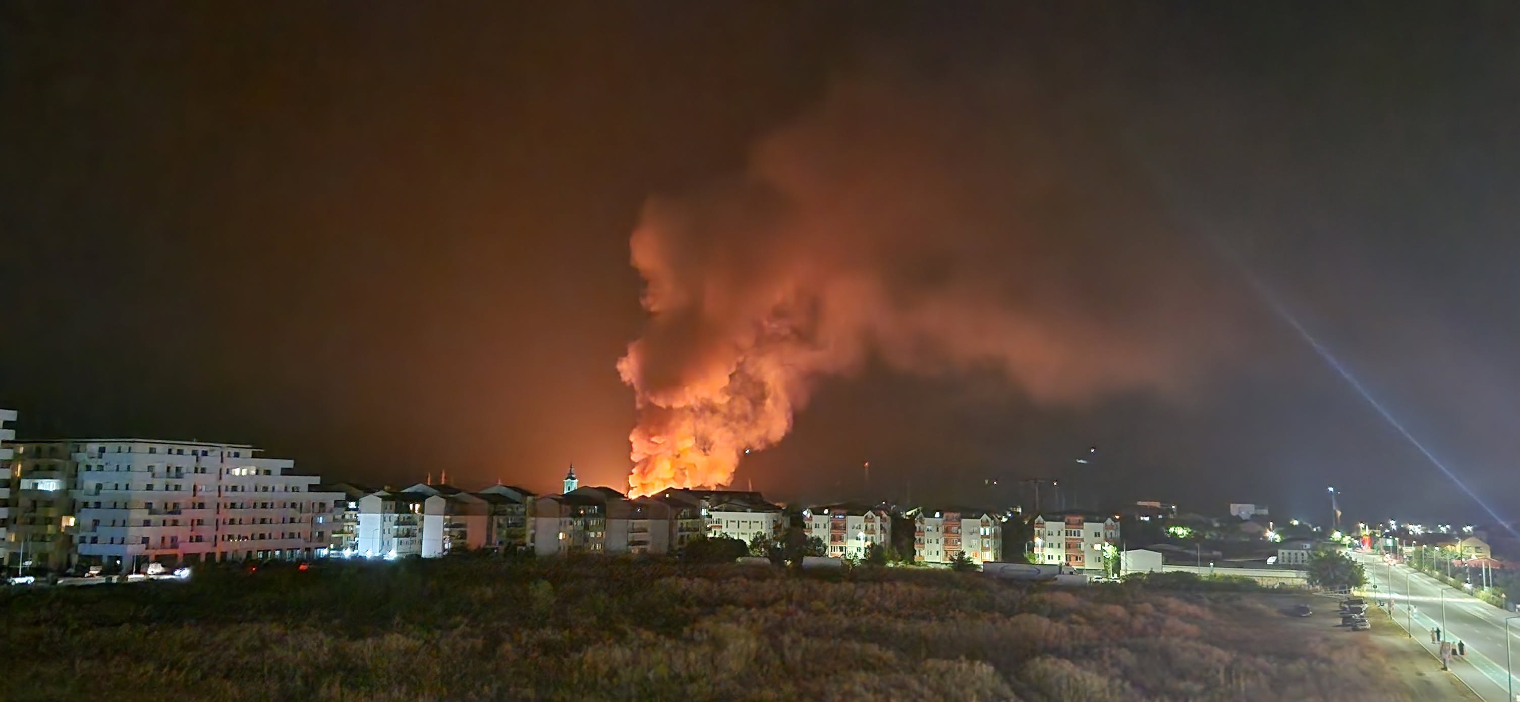 VIDEO.Incendiu uriaș în Florești! Flăcările au cuprins două case și un grajd pe strada Tudor Vladimirescu. Pompierii intervin cu patru autospeciale