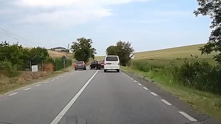 VIDEO. La un pas de tragedie în Apahida. De ce nu trebuie niciodată să depășești pe linie continuă. Nu e trasată degeaba