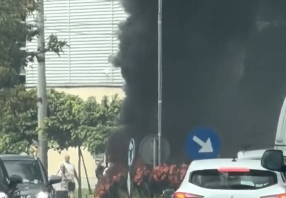 VIDEO. Mașină cuprinsă de flăcări! Fum negru și dens s-a ridicat deasupra zonei, iar pompierii intervin chiar acum pentru stingerea incendiului violent