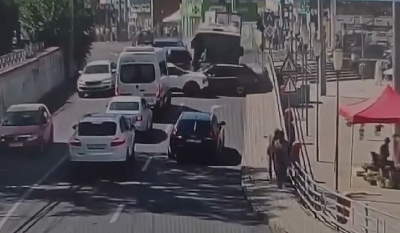 VIDEO. Momentul în care un șofer de autobuz, beat, intră în 12 mașini. Accident de amploare, cu 22 de persoane implicate