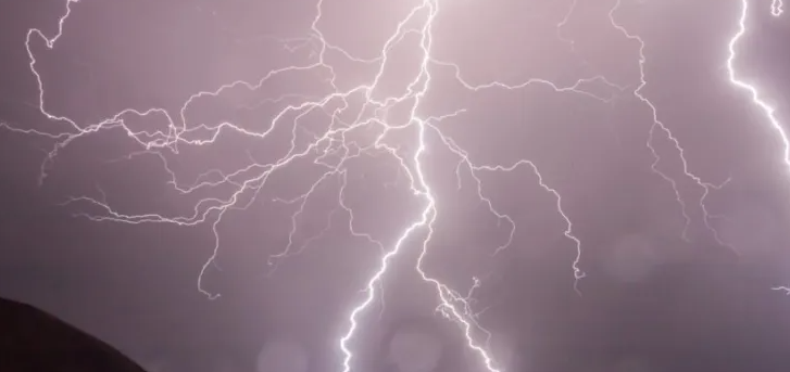 Vin furtunile peste Cluj! Averse torențiale, grindină și vijelii, apoi temperaturile explodează din nou