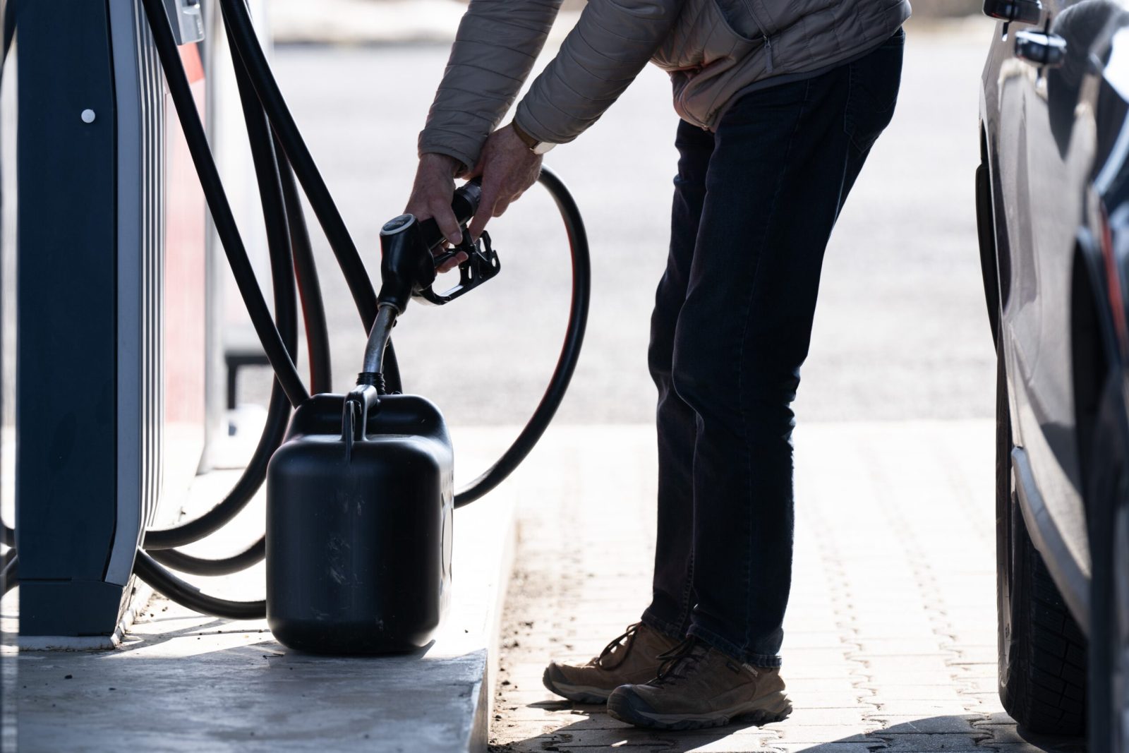 Scumpirea motorinei începe să împingă în sus prețurile alimentelor și ale altor produse. Efectul în lanț care amenință bugetele familiilor