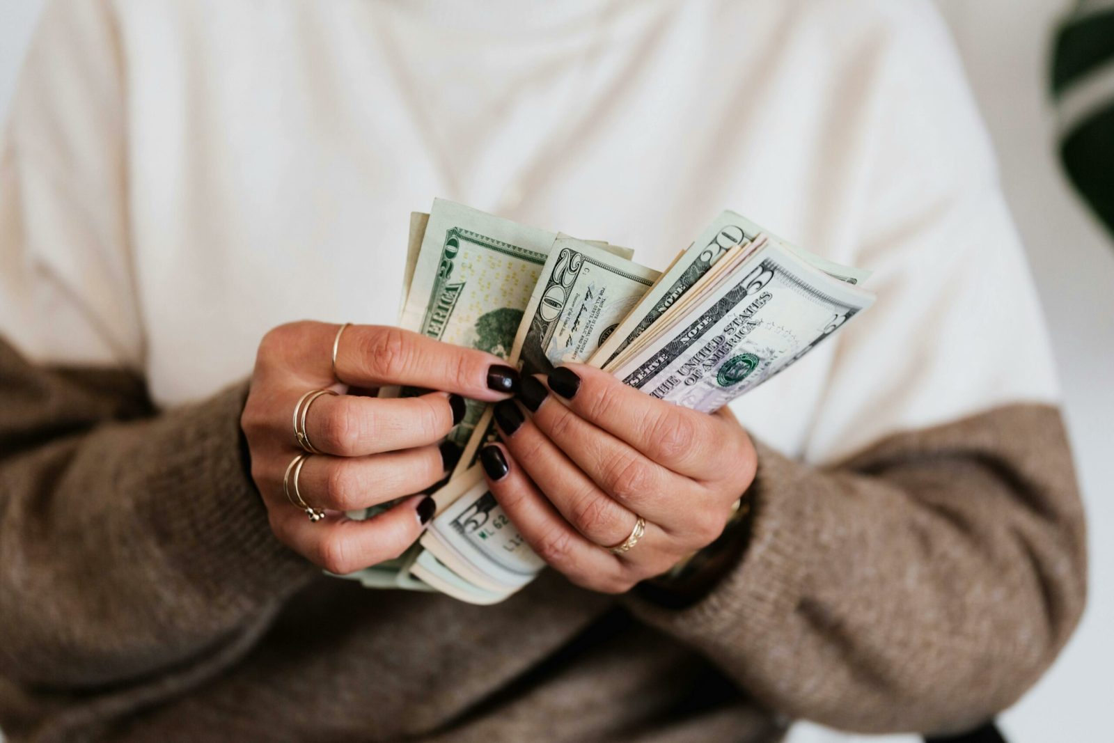 Peste 30.000 de dolari pentru un influencer din tabăra lui Călin Georgescu. „L-am pus pe Georgescu președinte”