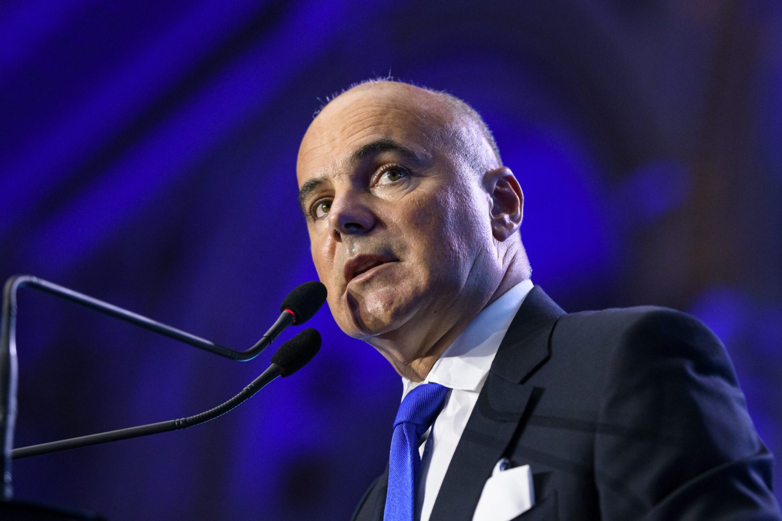Rareș Bogdan: „Parcă am vorbit cu pereții. Bolojan a dat-o-n gard total”. Ce îi reproșează fostului premier și ce îi cere noului guvern