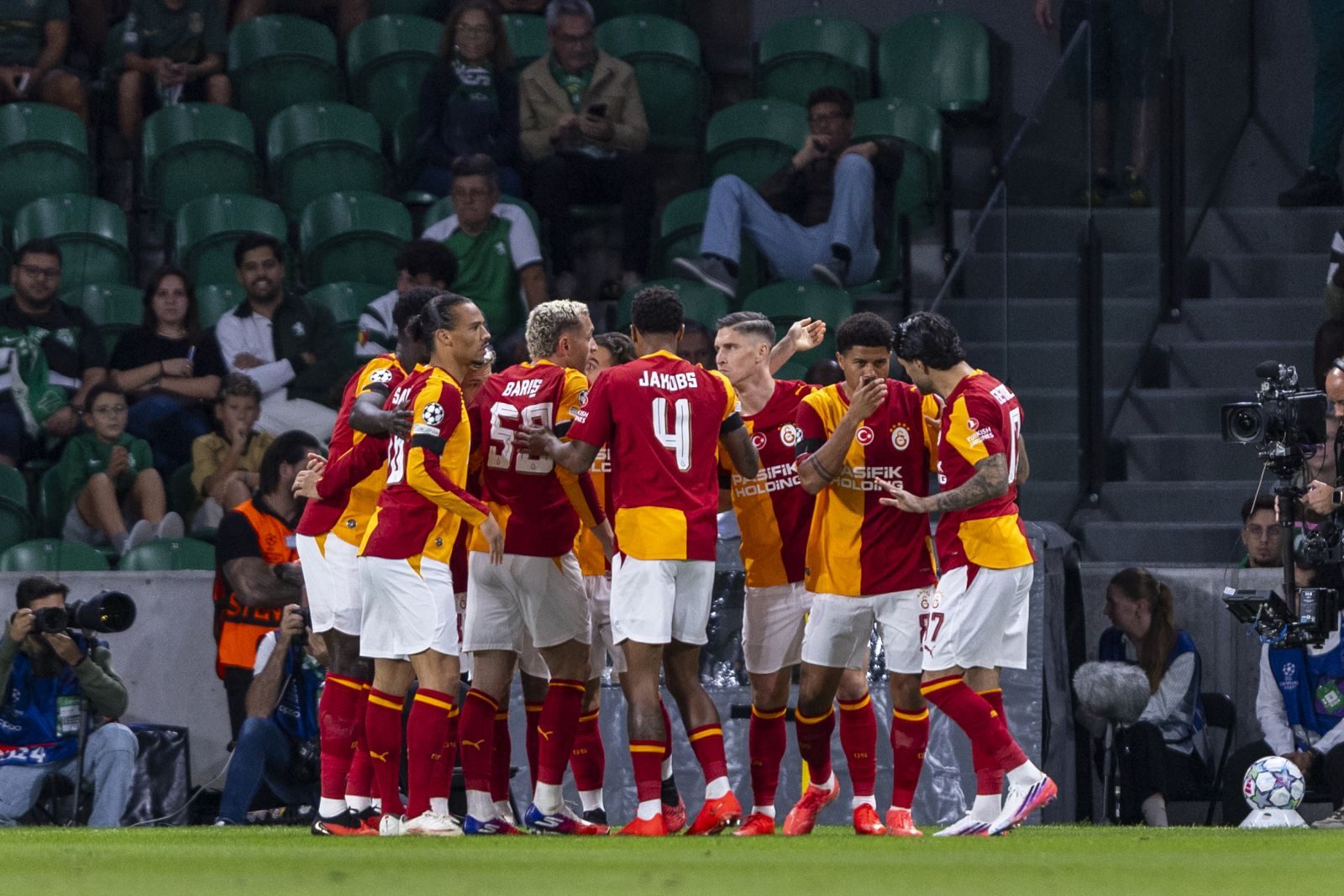 Galatasaray – Barcelona, sold-out și cu scandal înainte de meci. Nouă persoane au ajuns în custodia poliției