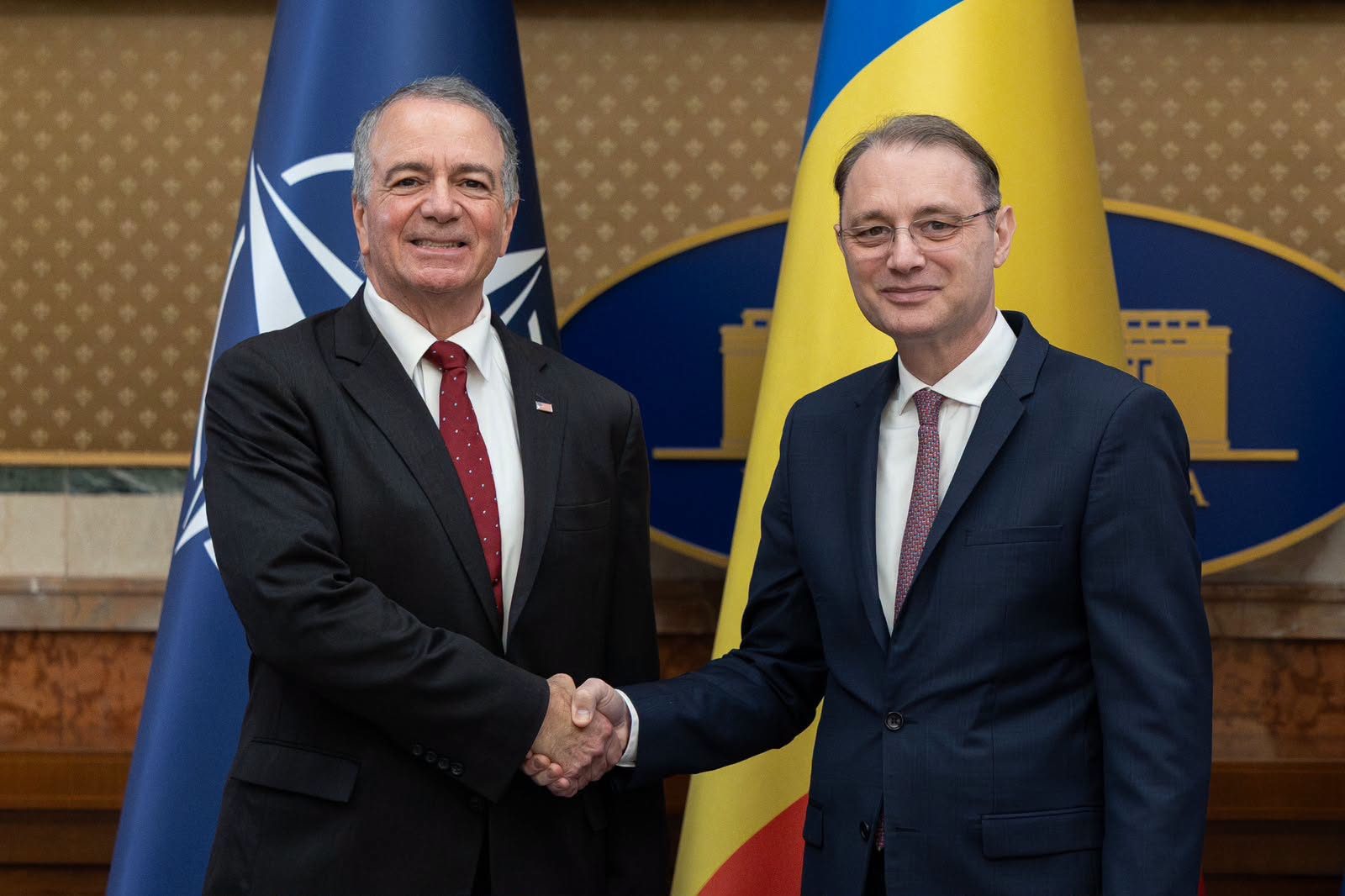 Premierul Luca Niculescu, întâlnire cu ambasadorul SUA. Ce au discutat despre securitate și investiții