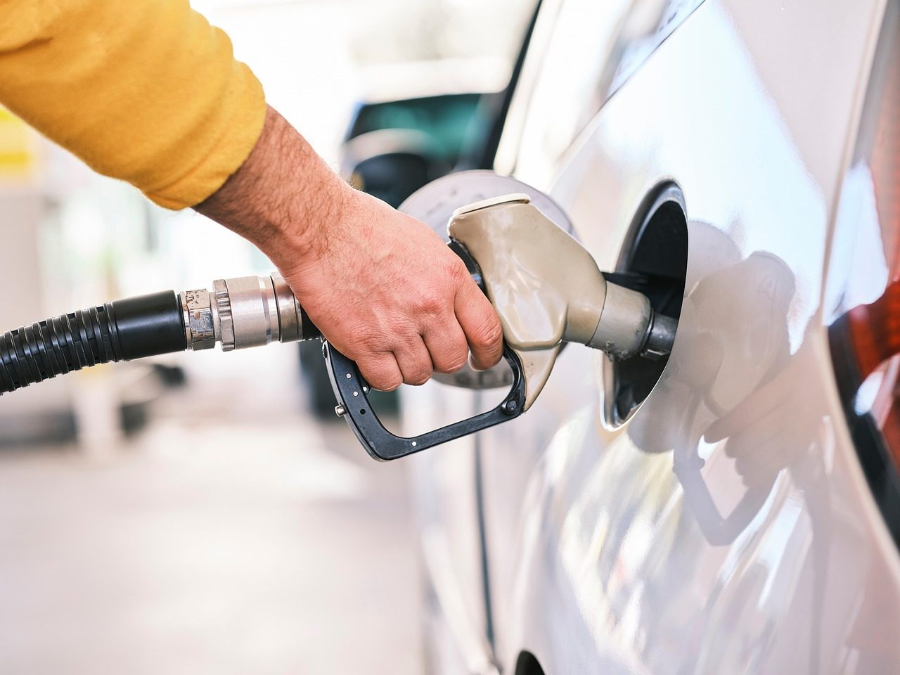 Franța promite o reducere de 10 euro la fiecare plin de motorină. Planul guvernului pentru scăderea prețurilor