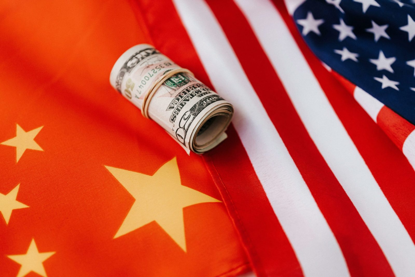 China se îndreaptă spre un nou record mondial. Exporturile au explodat, iar excedentul comercial a ajuns la 938 de miliarde de dolari