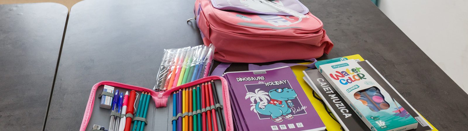 570 ghiozdane cu rechizite, distribuite elevilor din familii vulnerabile